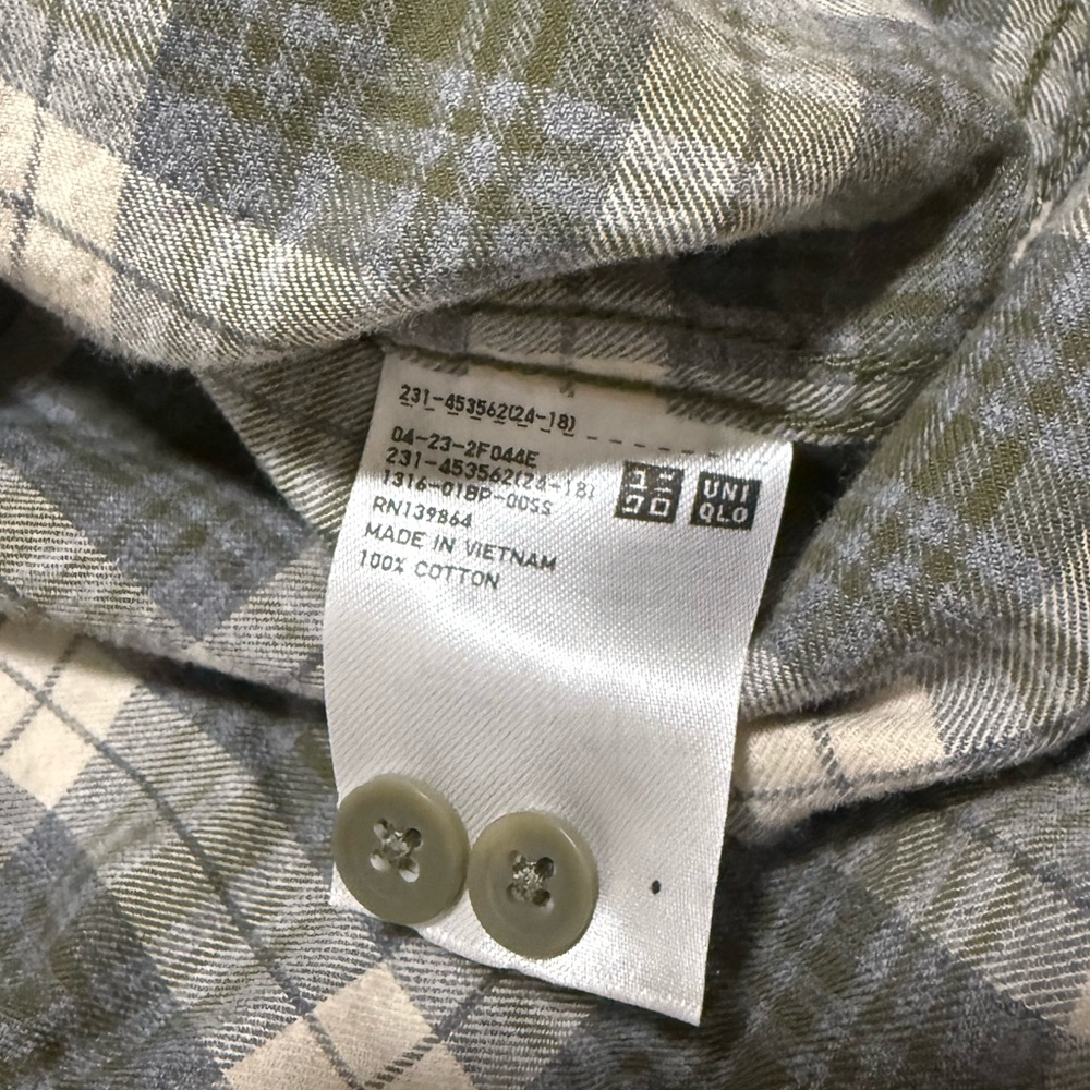 ✨Uniqlo Green Plaid Button Down Shirt - Picture 7 of 9
